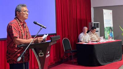 Leota Laki Lamositele, Samoan Minister of Commerce, Industry and Labour, stands at podium to give speech